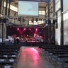 De nog lege hal voor aanvang van de show
